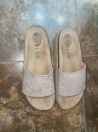 Zuecos plataforma beige