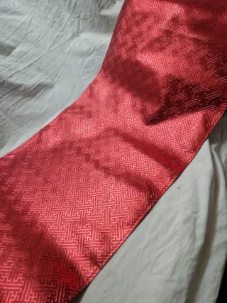 Camino de mesa dorado y otro rojo