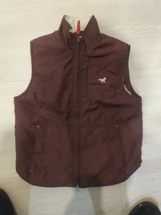 Chaleco marrón con logo de caballo
