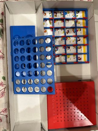 Juego 3 en 1: Coloca 4, Hundir Barcos, Cual es cua