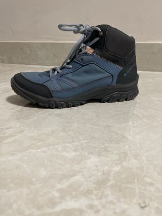 Botas de montaña azules y negras