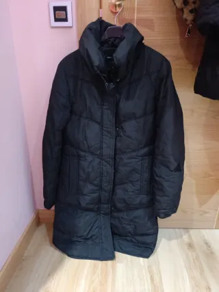 Abrigo negro acolchado