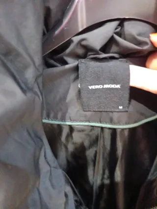 Abrigo negro acolchado