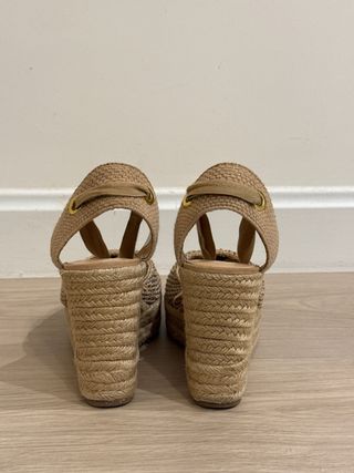 Sandalias con cuña de esparto beige ZARA