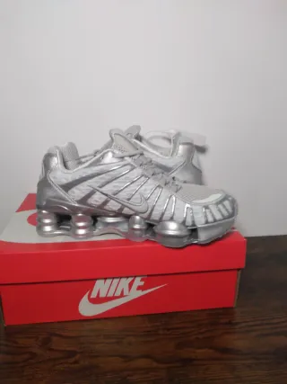 Tenis Nike Plateados