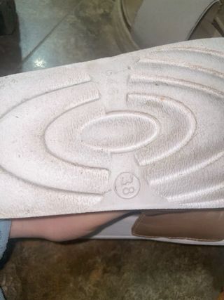 Sandalias Nike Doradas y Blancas