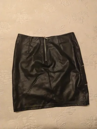 Falda cuero negra talla L