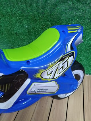 Feber - Correpasillos Moto Tundra Tornado con Decoración Permanente e Impermeable Recomendada Niños +18 Meses Color Azul y Verde