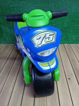Feber - Correpasillos Moto Tundra Tornado con Decoración Permanente e Impermeable Recomendada Niños +18 Meses Color Azul y Verde