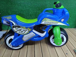 Feber - Correpasillos Moto Tundra Tornado con Decoración Permanente e Impermeable Recomendada Niños +18 Meses Color Azul y Verde