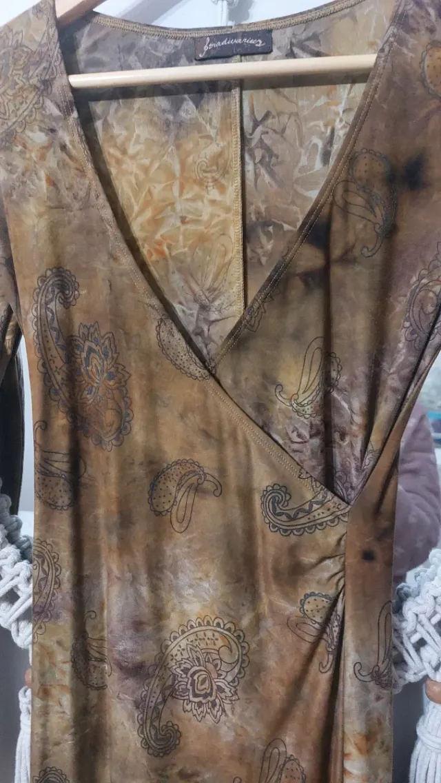 Vestido marrón y ocre con mangas acampanadas