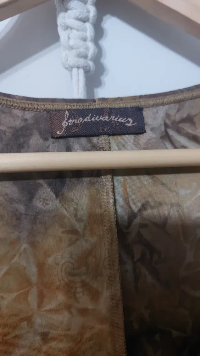 Vestido marrón y ocre con mangas acampanadas