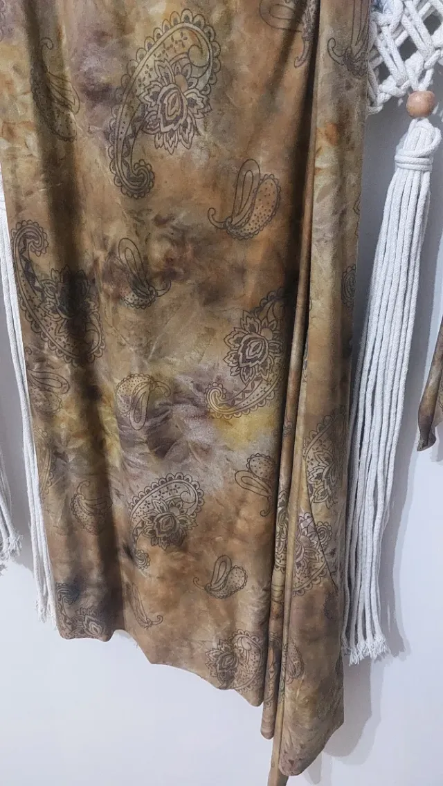 Vestido marrón y ocre con mangas acampanadas