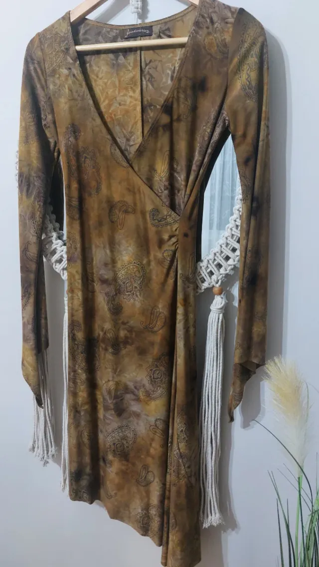 Vestido marrón y ocre con mangas acampanadas