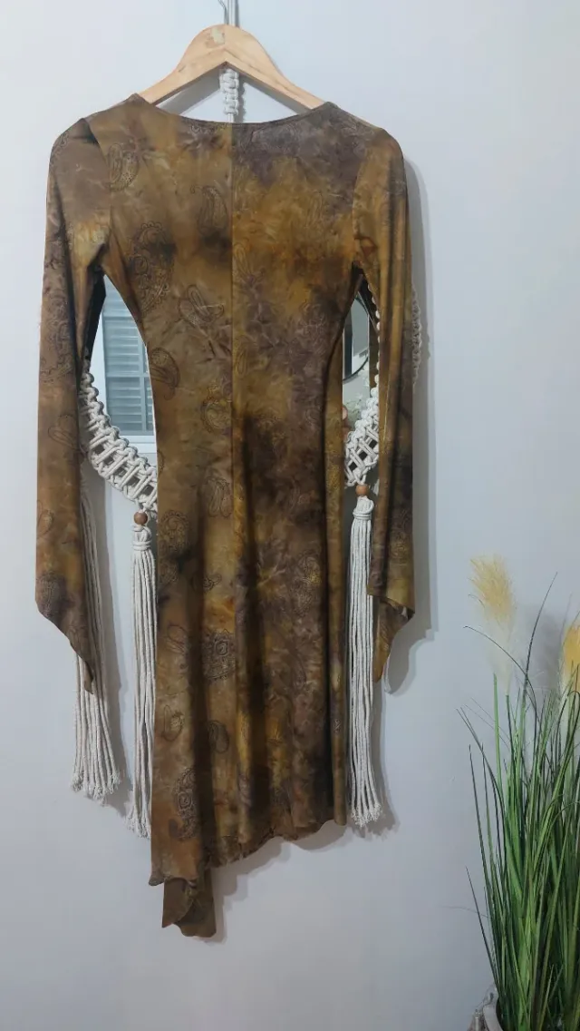 Vestido marrón y ocre con mangas acampanadas