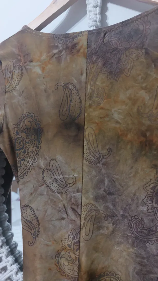 Vestido marrón y ocre con mangas acampanadas