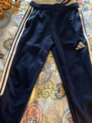 Pantalón Adidas Azul con Rayas Blancas