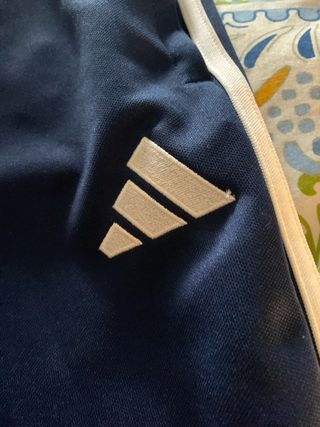 Pantalón Adidas Azul con Rayas Blancas