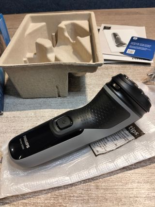 Philips Shaver series 1000 Afeitadora en seco para afeitado práctico y sencillo