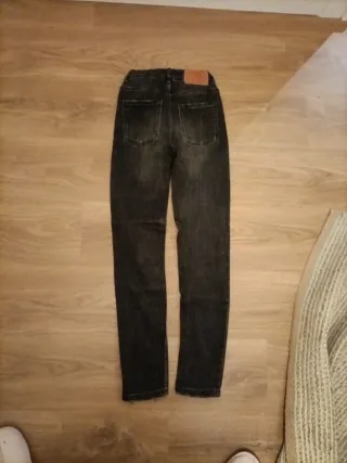 Pantalones vaqueros negros rotos Zara