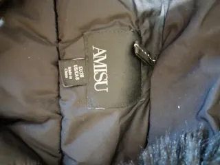 Piumino nero con cappuccio