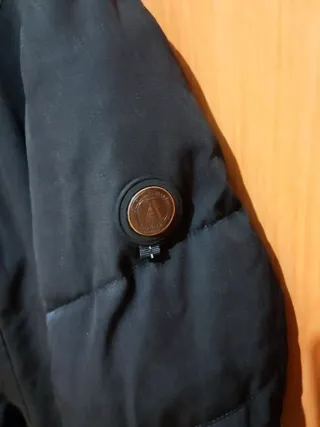 Piumino nero con cappuccio