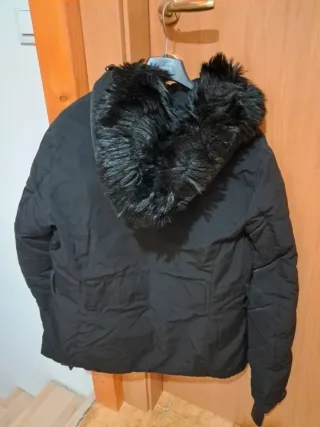 Piumino nero con cappuccio