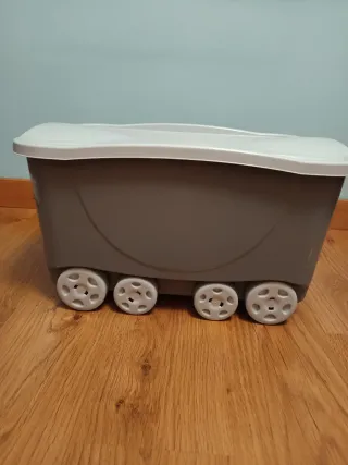 Caja de almacenamiento infantil con ruedas