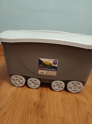 Caja de almacenamiento infantil con ruedas