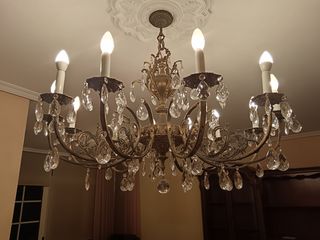 Lámpara de araña de cristal y metal