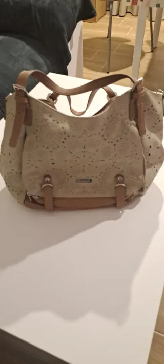 Bolso beige y marrón con detalles troquelados