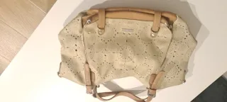 Bolso beige y marrón con detalles troquelados