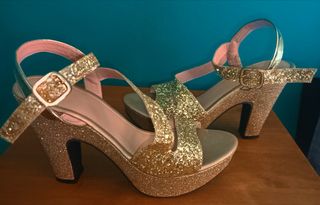 Zapatos de tacón plateados y dorados talla 38