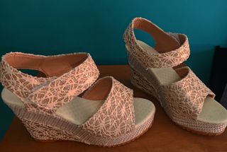 Zapatos de tacón plateados y dorados talla 38