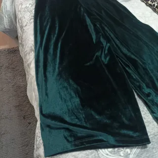 Mono verde de terciopelo