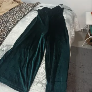 Mono verde de terciopelo