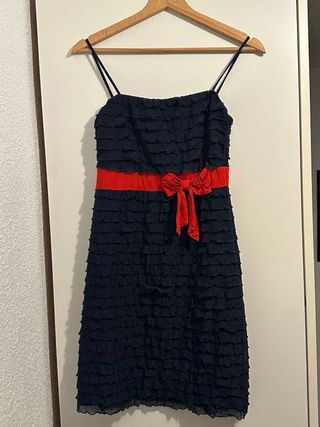 Vestido negro con lazo rojo