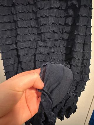 Vestido negro con lazo rojo