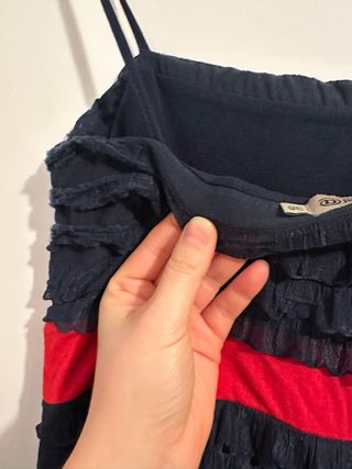 Vestido negro con lazo rojo