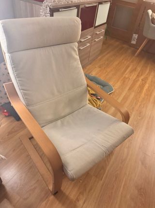 Butaca Poäng madera y cojín beige.