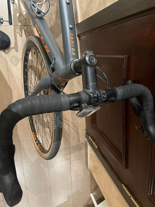 Bicicleta Gravel Fuji Jari 2.5