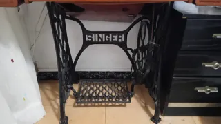 Máquina de coser antigua con pedal