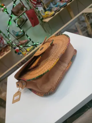 Bolso artesano cuero con diseño étnico