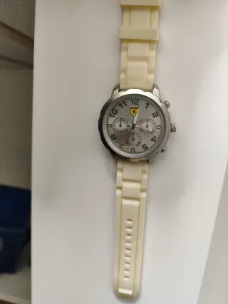 Reloj Ferrari Beige y Plateado