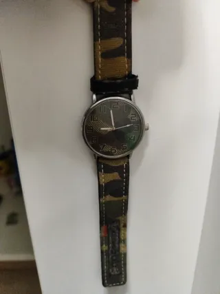 Reloj con correa de camuflaje