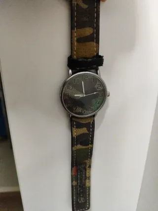Reloj con correa de camuflaje