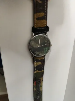 Reloj con correa de camuflaje