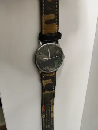 Reloj con correa de camuflaje
