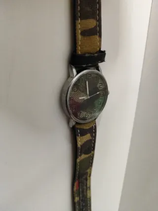 Reloj con correa de camuflaje