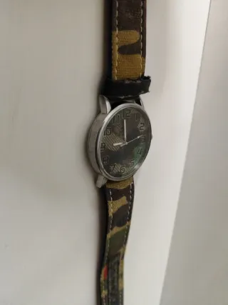 Reloj con correa de camuflaje